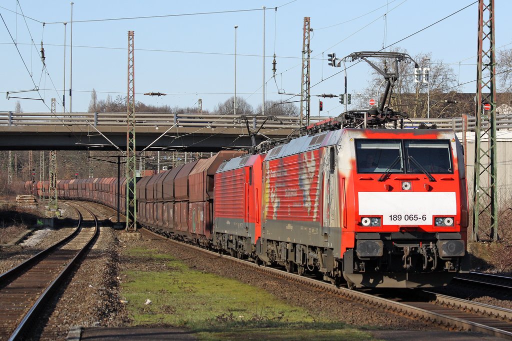 Die 189 065-6 und 189 043-3 mit dem Kohlezug 49367 Rotterdam Maasvlaakte Oost - Oberhausen West in Oberhausen Sterkrade am 06,03,10