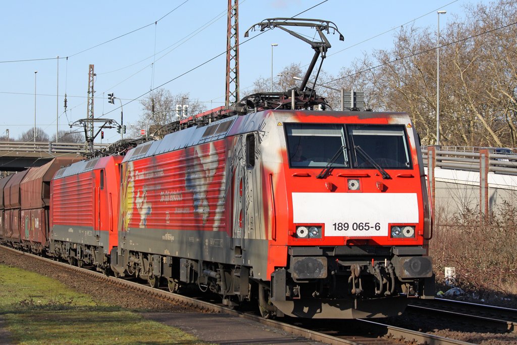 Die 189 065-6 und 189 043-3 mit dem Kohlezug 49367 Rotterdam Maasvlaakte Oost - Oberhausen West in Oberhausen Sterkrade am 06,03,10