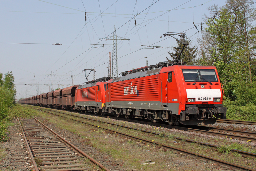Die 189 068-0 und 189 036-7 mit dem 5000t Erzbomber 48715 von Rotterdam nach Dillingen in Ratingen Lintorf am 21,04,11