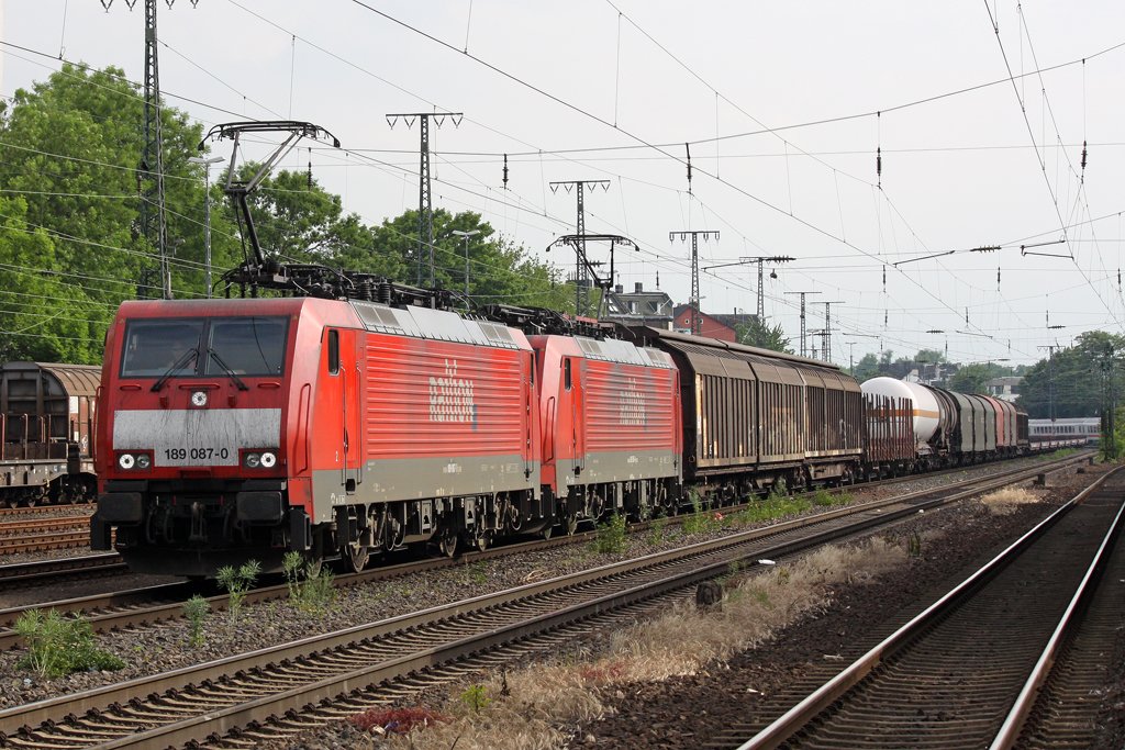 Die 189 087-0 und 189 xxx-x in K�ln West am 02,06,10