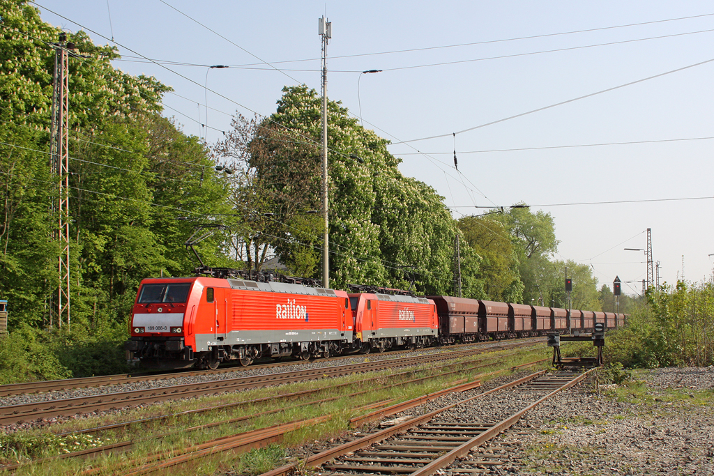 Die 189 088-8 und 189 042-5 mit dem leeren Erzbomber nach Rotterdam in Ratingen Lintorf am 21,04,11