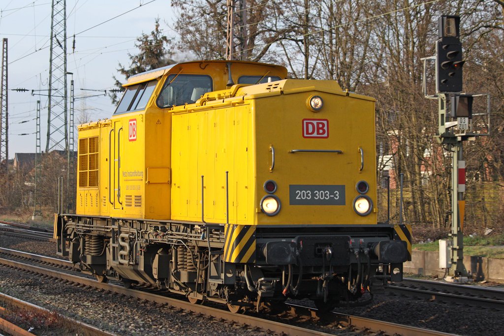 Die 203 303-3 in Ratingen Lintorf am 22,03,10