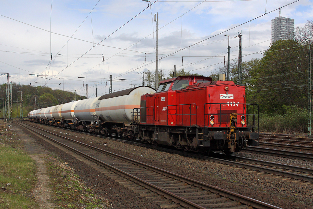 Die 203 443-7 in K�ln West am 18,04,12
