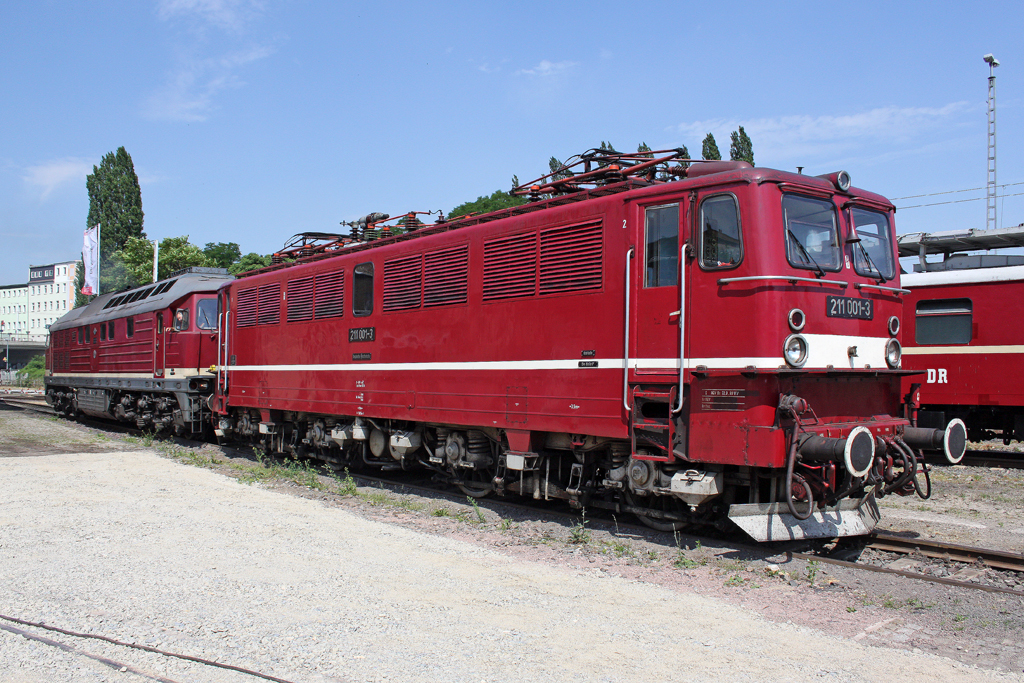 Die 211 001-3 und 130 101-9 im DB Museum Halle (Saale) am 02,07,10