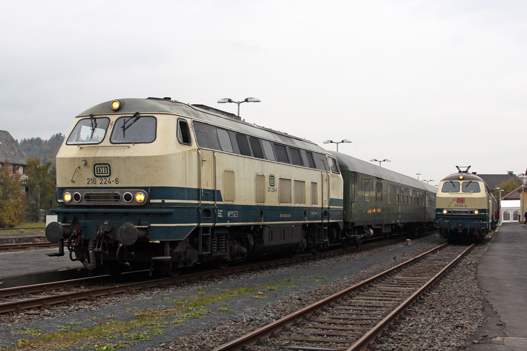 Die 216 224-6 neben 217 014-0 in Frankenberg (Eder) am 23,10,10