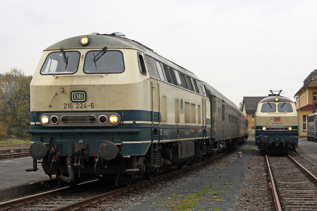 Die 216 224-6 neben 217 014-0 in Frankenberg (Eder) am 23,10,10