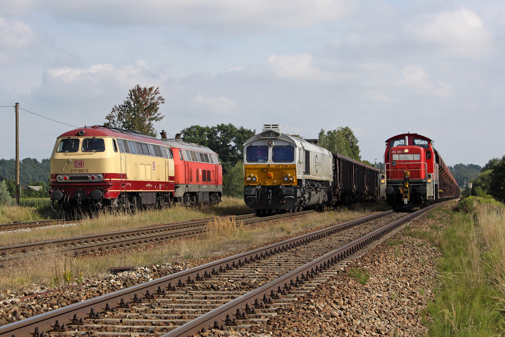 Die 217 002-5 , 247 048-2 und 294 661-4 in T�ssling am 01,08,11