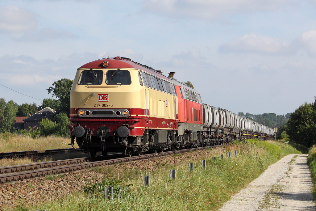 Die 217 002-5 und 217 012-4 in T�ssling am 01,08,11