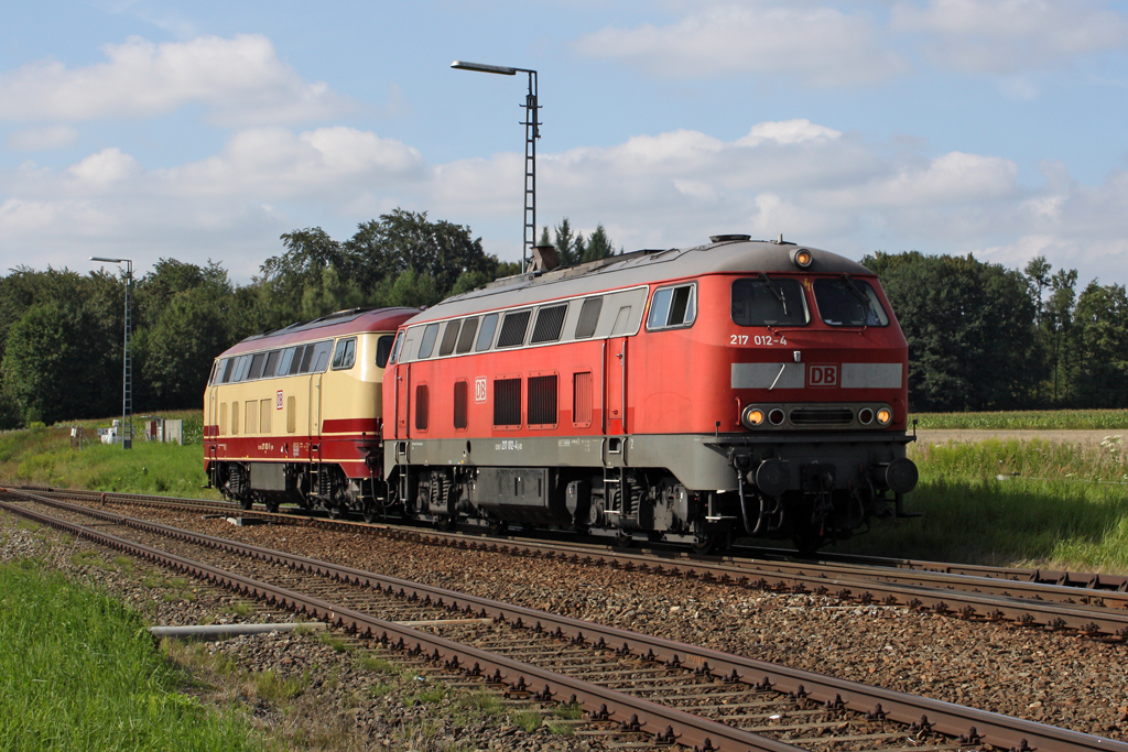 Die 217 012-4 und 217 002-5 in T�ssling am 01,08,11