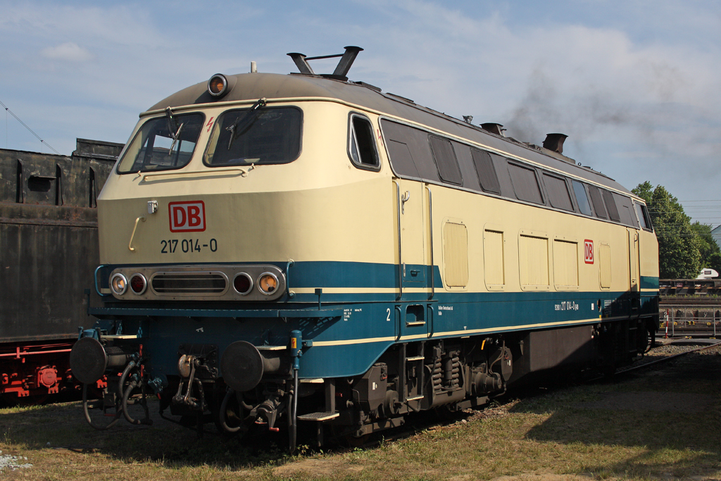 Die 217 014-0 in Darmstadt-Kranichstein am 03,06,11
