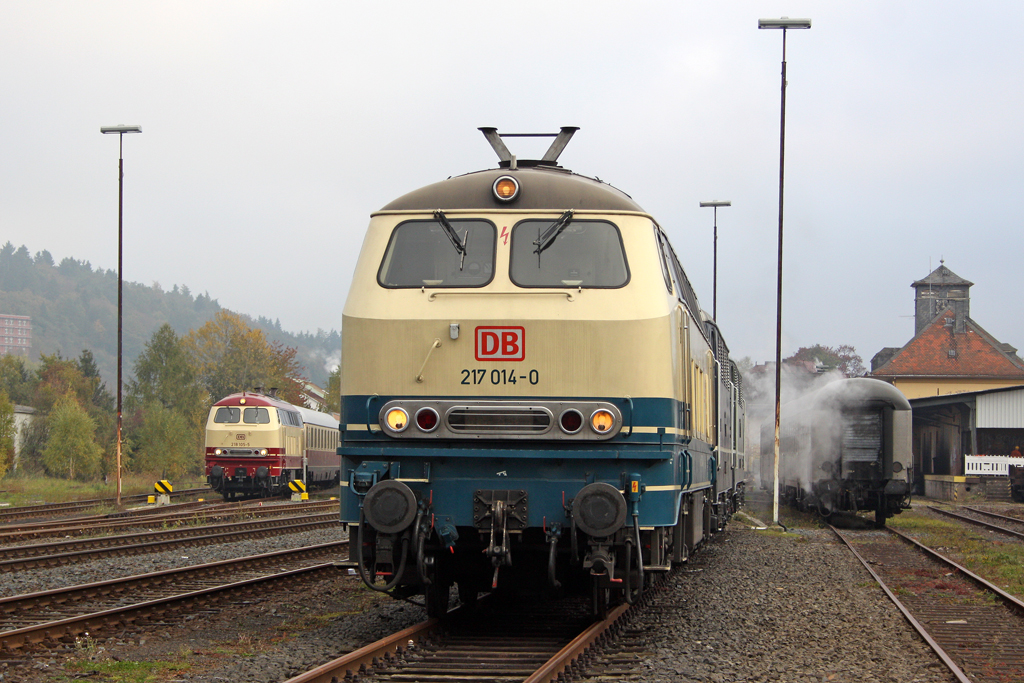 Die 217 014-0 und im hintergrund die 218 105-5 in Frankenberg (Eder) am 23,10,10