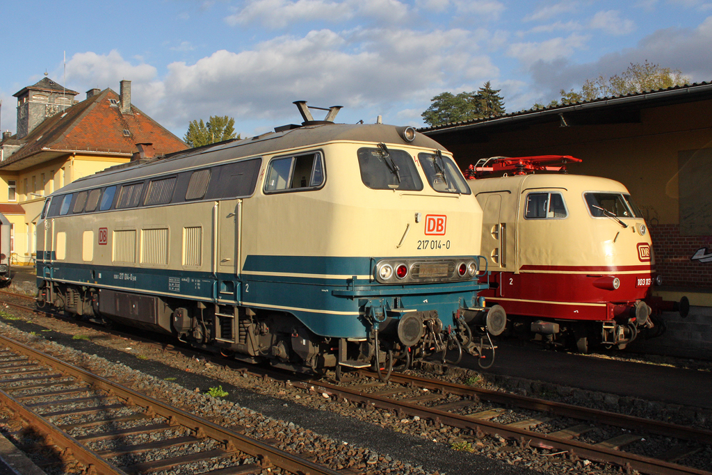 Die 217 014-0 neben 103 113-7 in Frankenberg (Eder) am 24,10,10