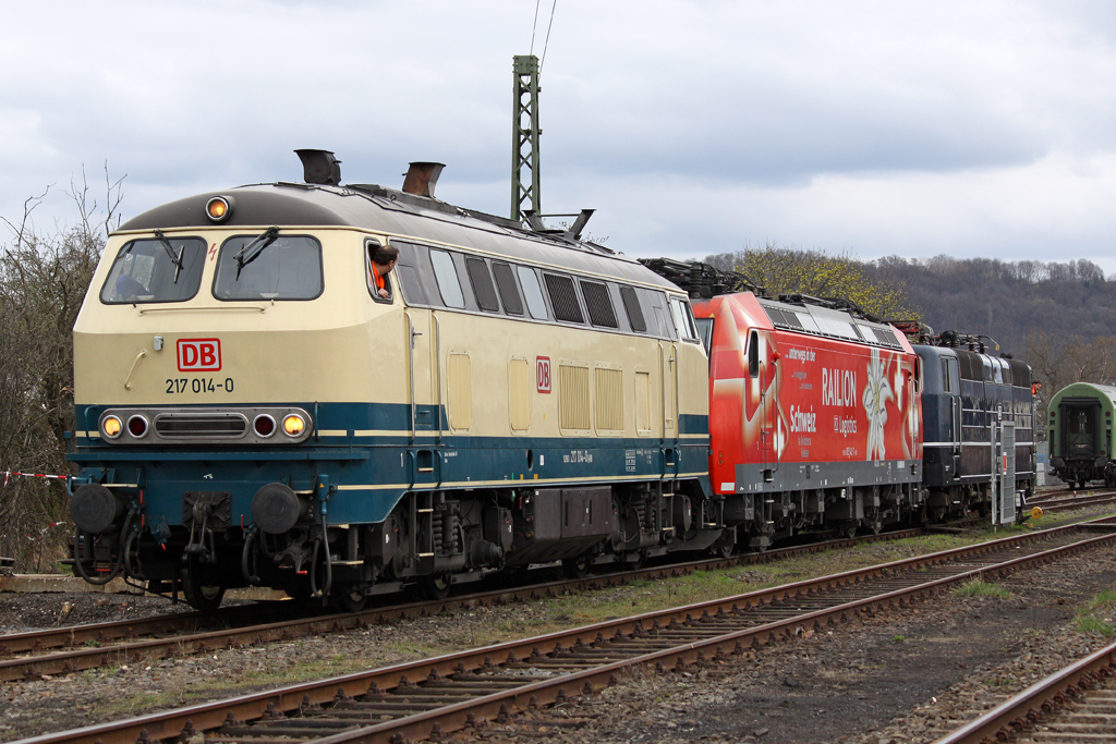 Die 217 014-0 schiebt 181 206-4 und 185 142-7 ins Museum zur�ck am 03,04,10