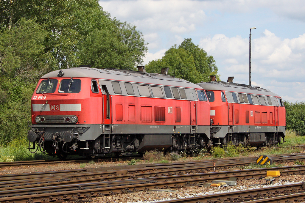 Die 217 019-9 und 217 012-4 in M�hldorf am 02,08,10