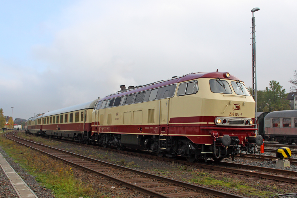 Die 218 105-5 in Frankenberg (Eder) am 23,10,10