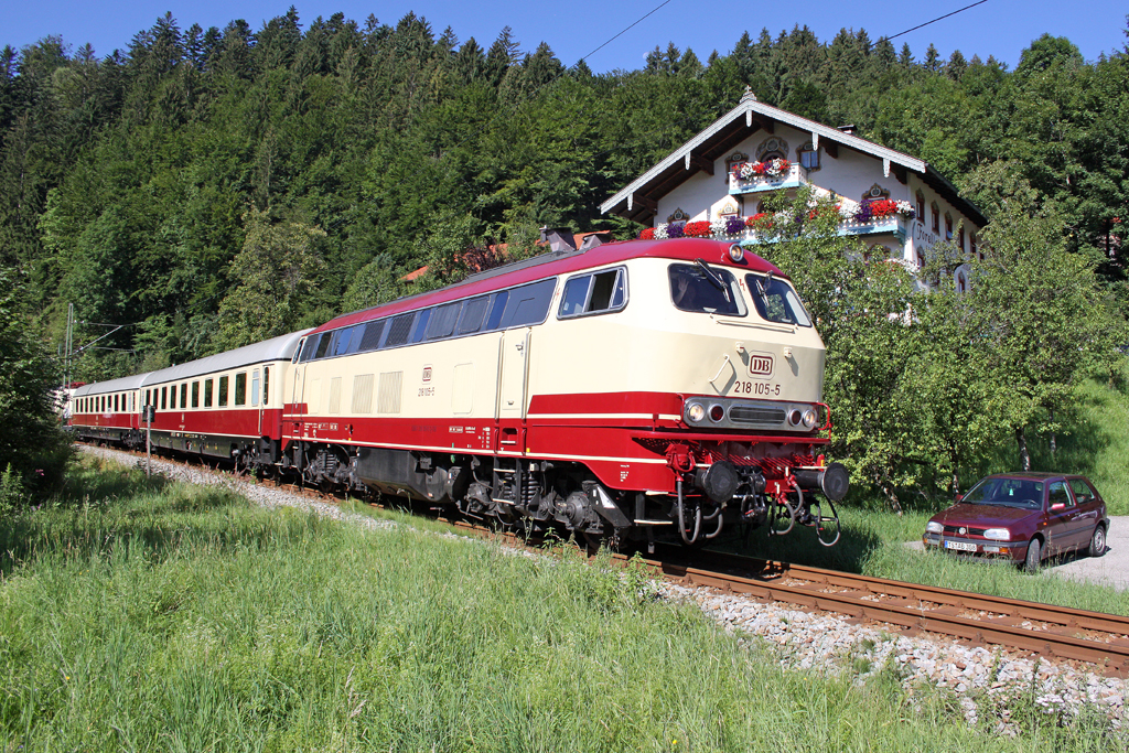 Die 218 105-5 mit einen TEE Sonderzug anl�sslich des Bahnhofsfest in Traunstein in Eisen�rtz am 01,08,10