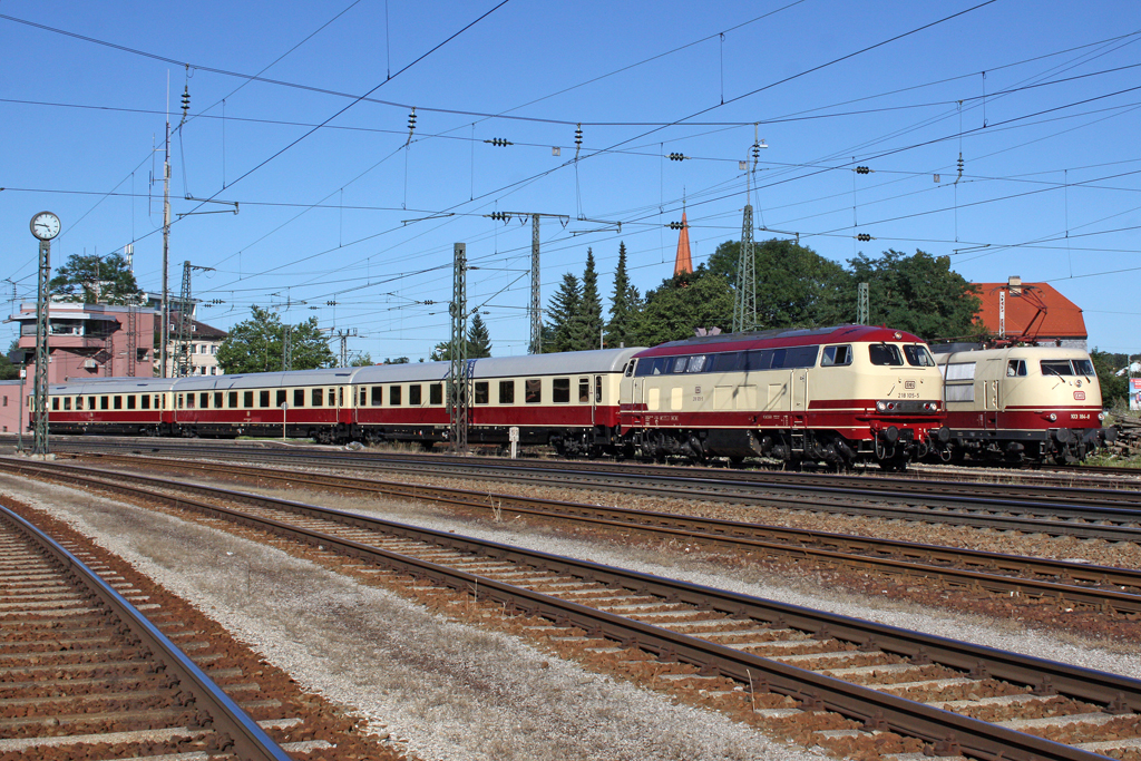 Die 218 105-5 neben 103 184-8 in Traunstein am 01,08,10