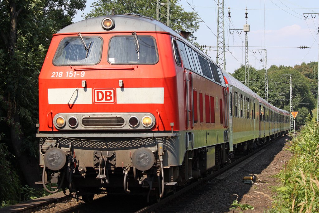 Die 218 151-9 als RE12 Richtung Trier Hbf bei der Einfahrt in K�ln West am 04,08,09