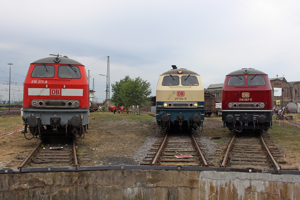 Die 218 217-8 , 217 014-0 und 216 067-9 an der Drehscheibe im DB Museum Koblenz am 22,05,11