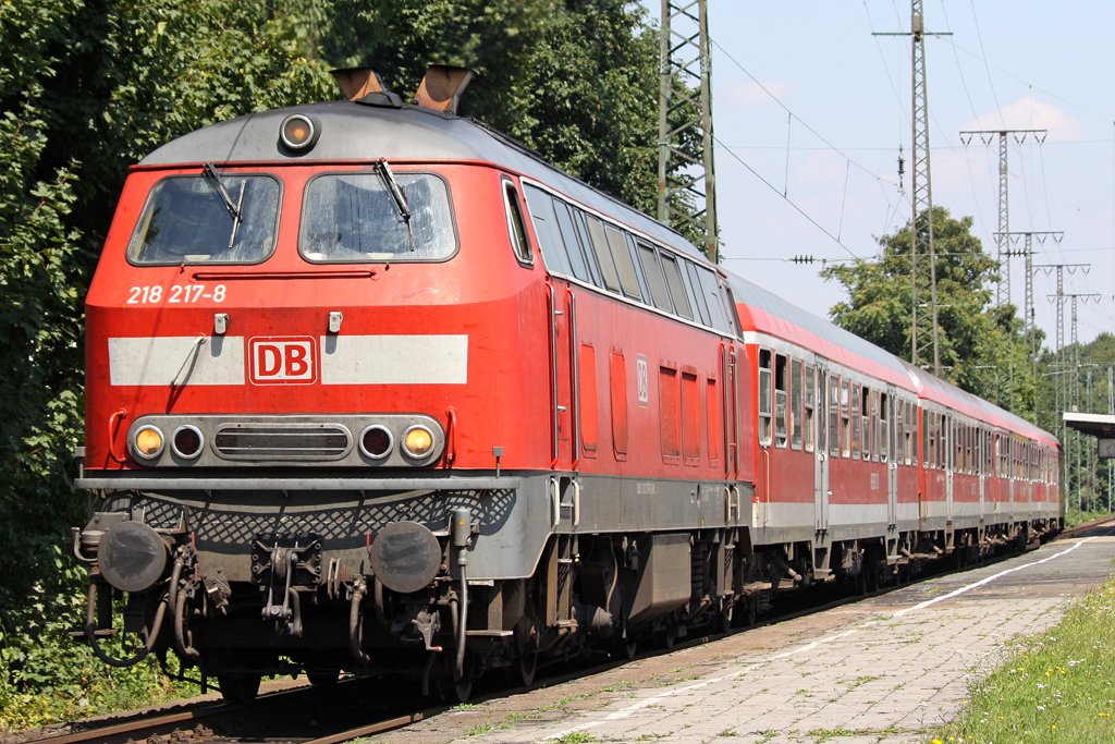 Die 218 217-8 als RE12 Richtung Trier Hbf bei der Abfahrt in K�ln West am
04,08,09