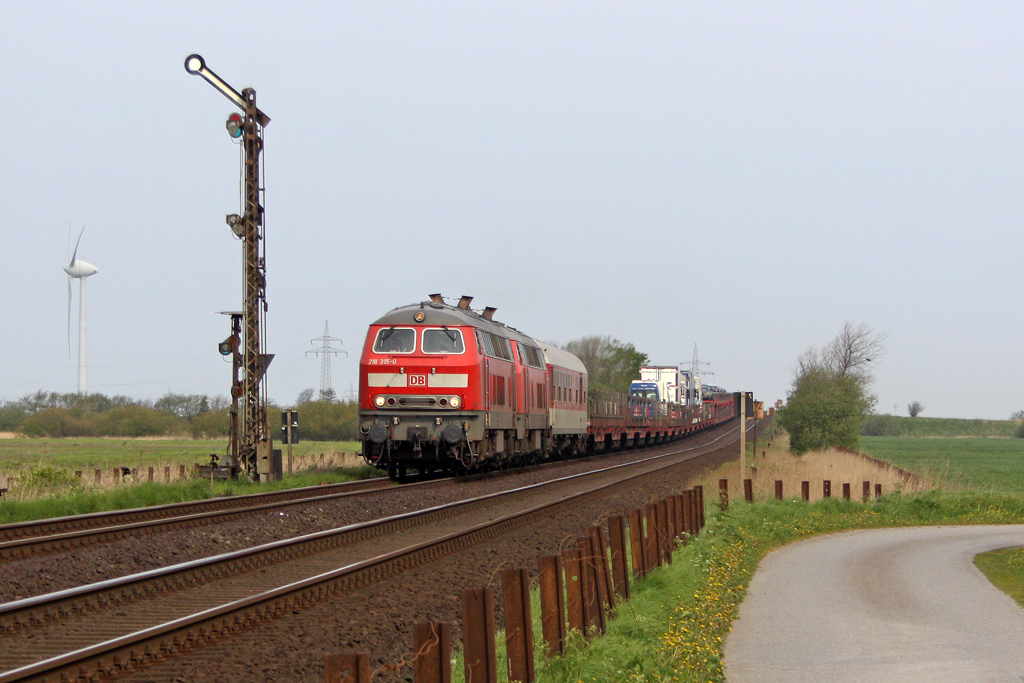 Die 218 315-0 und 218 822-5 am SyltShuttle in Klanxb�ll am 14,05,12
