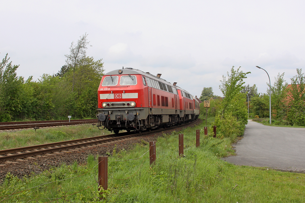 Die 218 315-0 und 218 822-5 mit SyltShuttle in Nieb�ll am 12,05,12 