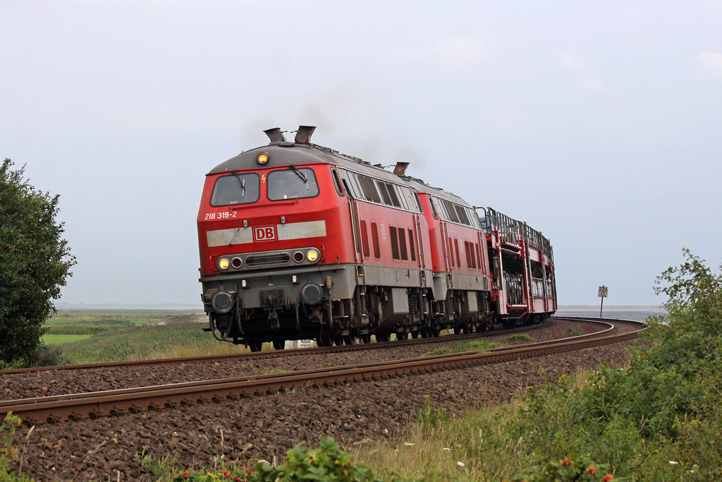 Die 218 319-2 und 218 397-8 in Morsum am 06,08,11