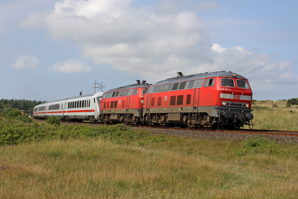 Die 218 321-8 und 218 374-7 in Morsum am 06,08,11