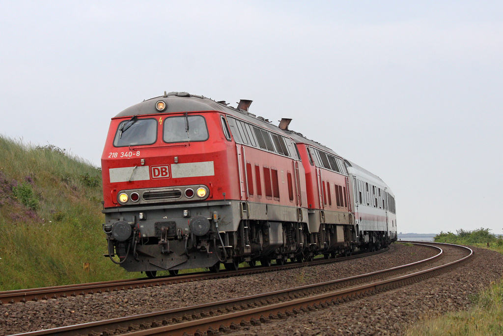 Die 218 340-8 und 218 XXX-X in Morsum am 06,08,11