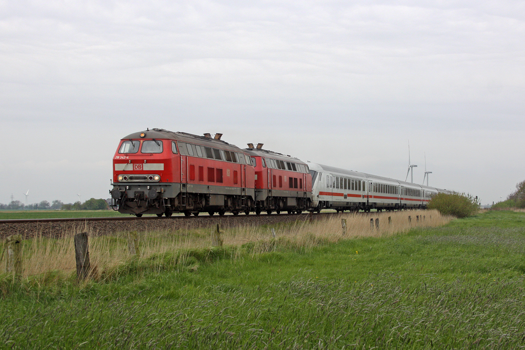 Die 218 342-4 und 218 397-8 bei Klanxb�ll am 14,05,12
