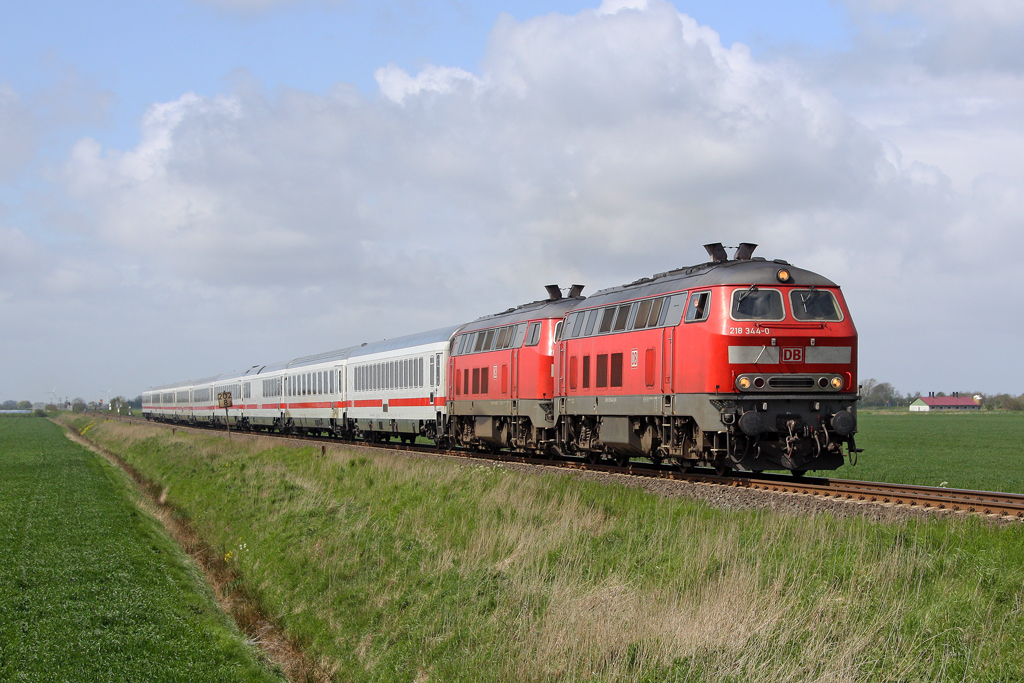 Die 218 344-0 und 218 341-6 mit IC 2315 nach Frankfurt bei Nieb�ll am 12,05,12