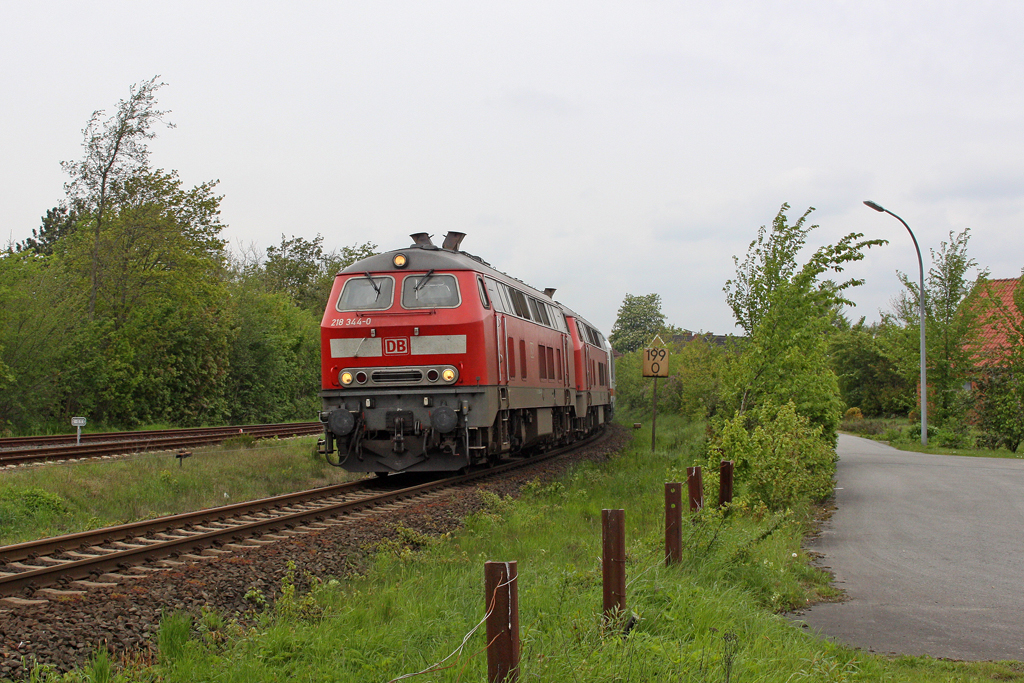 Die 218 344-0 und 218 341-6 in Nieb�ll am 14,05,12