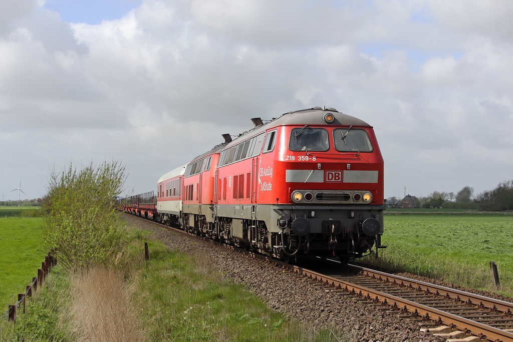 Die 218 359-8 und 218 386-1 mit dem SyltShuttle bei Nieb�ll am 12,05,12