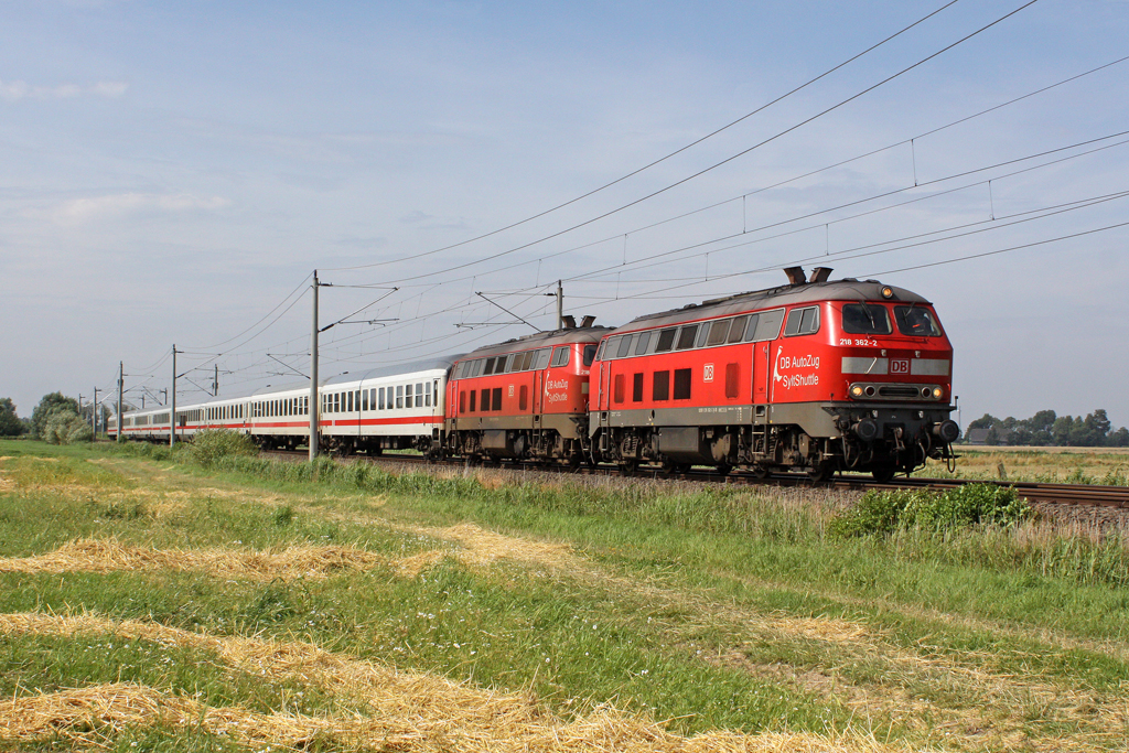 Die 218 362-2 und 218 359-8 mit dem IC 2072 nach Westerland in Borsfleth am 03,08,11  