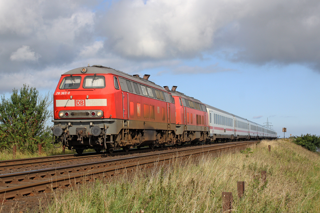 Die 218 363-0 und 218 340-8 kurz vor Klanxb�ll am 06,08,11 
