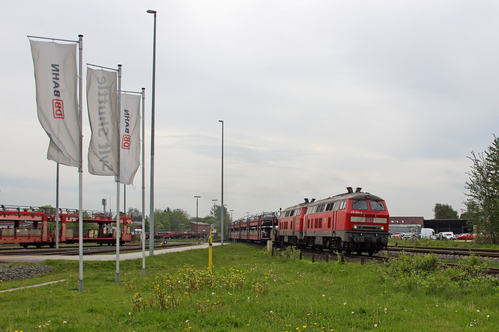 Die 218 363-0 und 218 371-0  mit SyltShuttle in Nieb�ll am 14,05,12