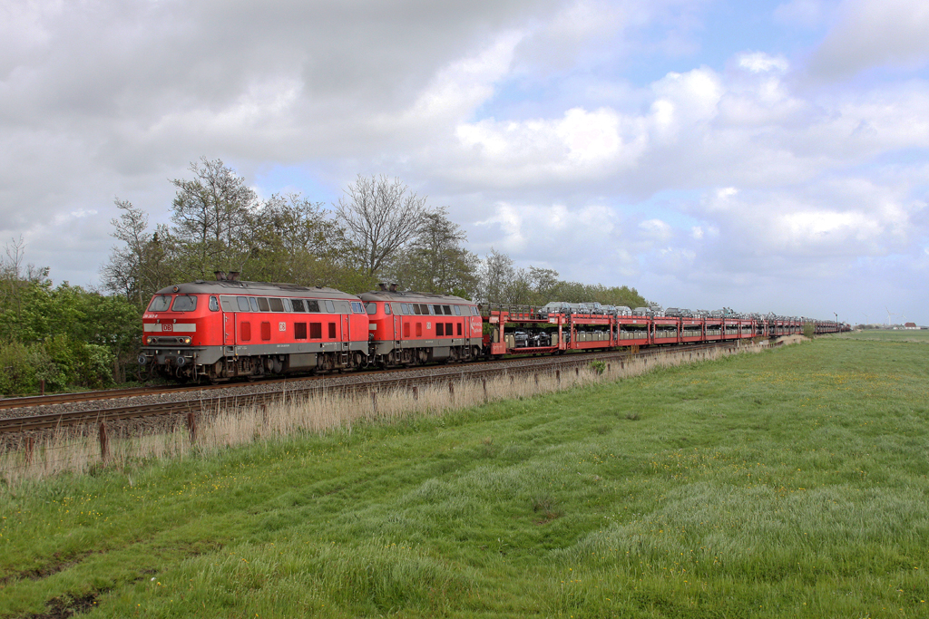 Die 218 363-0 und 218 371-3 mit dem SyltShuttle in Klanxb�ll am 12,05,12