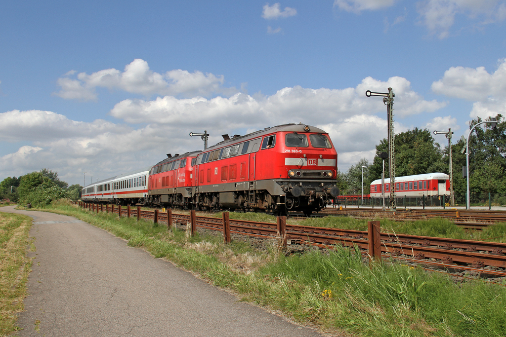 Die 218 363-0 und 218 379-6 bei der Ausfahrt aus Nieb�ll am 13,08,12
