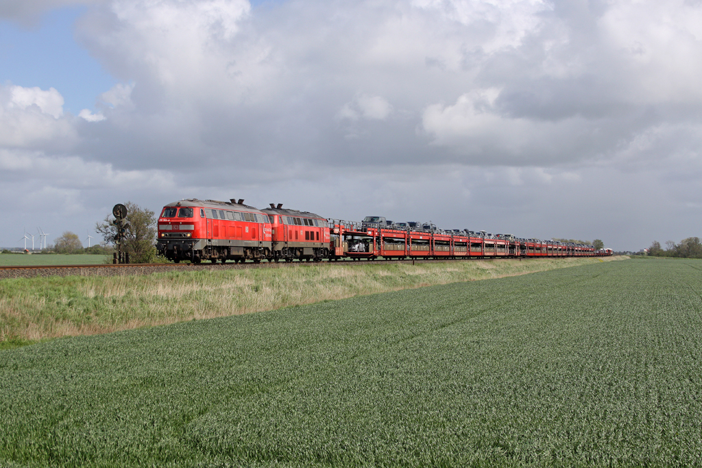 Die 218 364-8 und 218 379-6 mit dem SyltShuttle bei Nieb�ll am 12,05,12