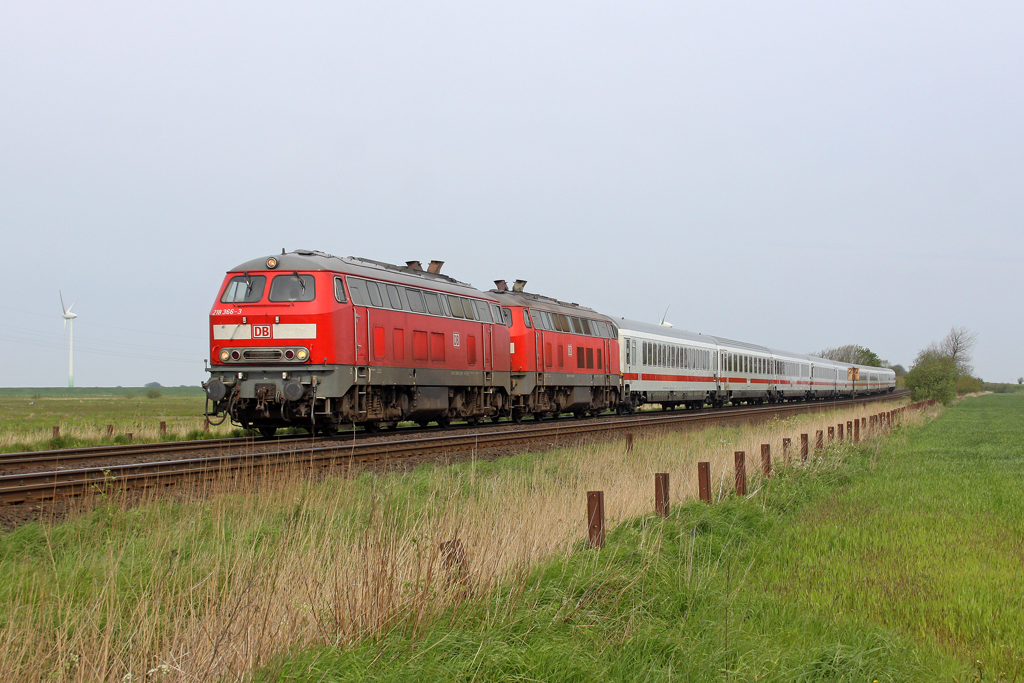 Die 218 366-3 und 218 314-3 in Klanxb�ll am 14,05,12