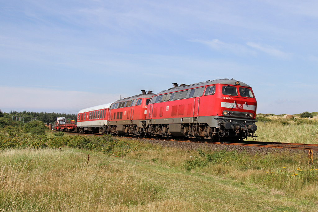Die 218 366-3 und 218 319-2 bei Morsum am 14,08,12