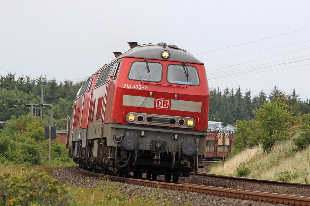 Die 218 366-3 und 218 372-1 in Morsum am 06,08,11