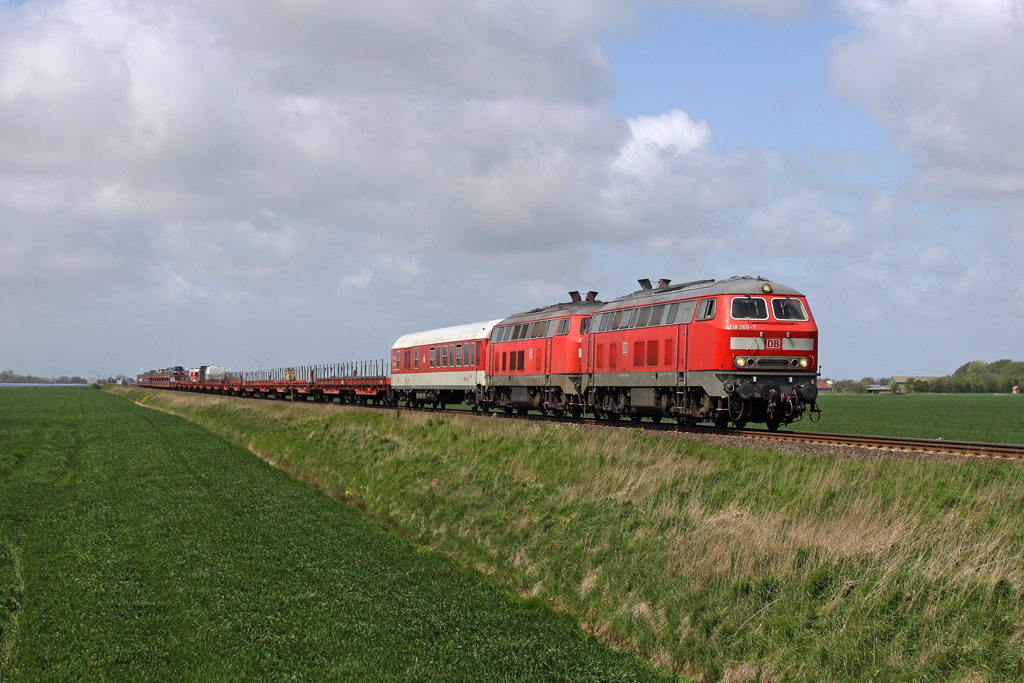 Die 218 369-7 und 218 381-2 mit dem SyltShuttle bei Nieb�ll am 12,05,12