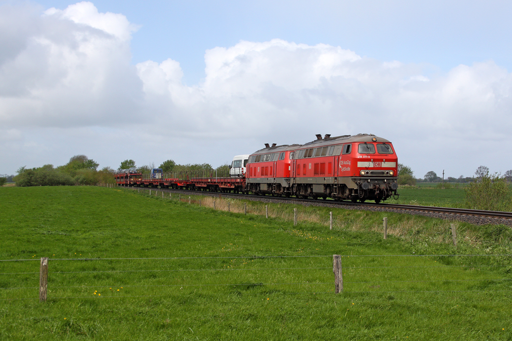 Die 218 371-3 und 218 363-0 mit dem SyltShuttle bei Nieb�ll am 12,05,12