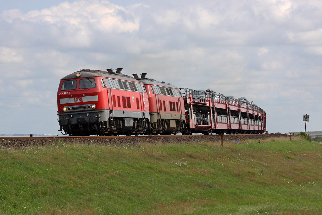 Die 218 372-1 und 218 366-3 in Morsum am 06,08,11