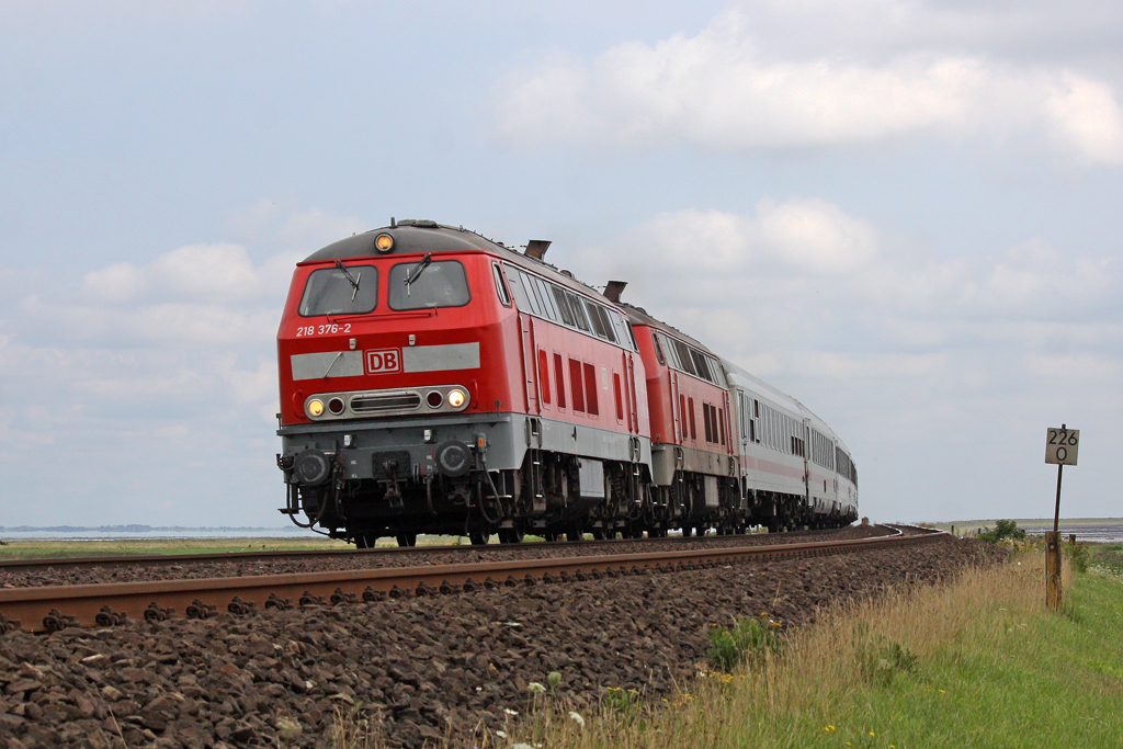 Die 218 376-2 und 218 381-2 in Morsum am 06,08,11