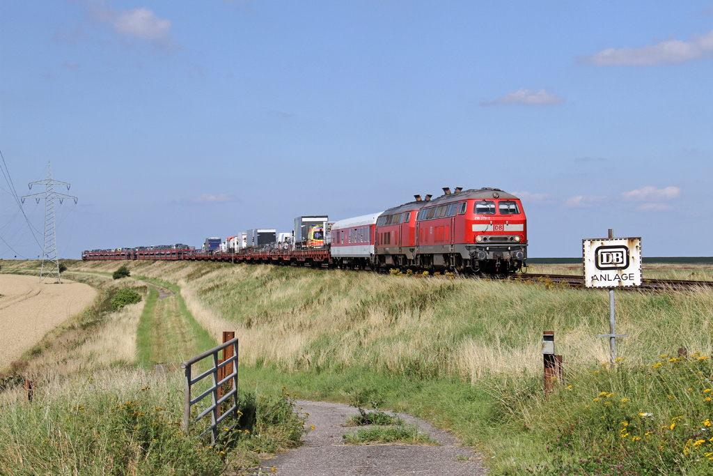 Die 218 376-2 und 218 389-5 bei Friedrich-Wilhelm-L�bke-Koog am 15,08,12