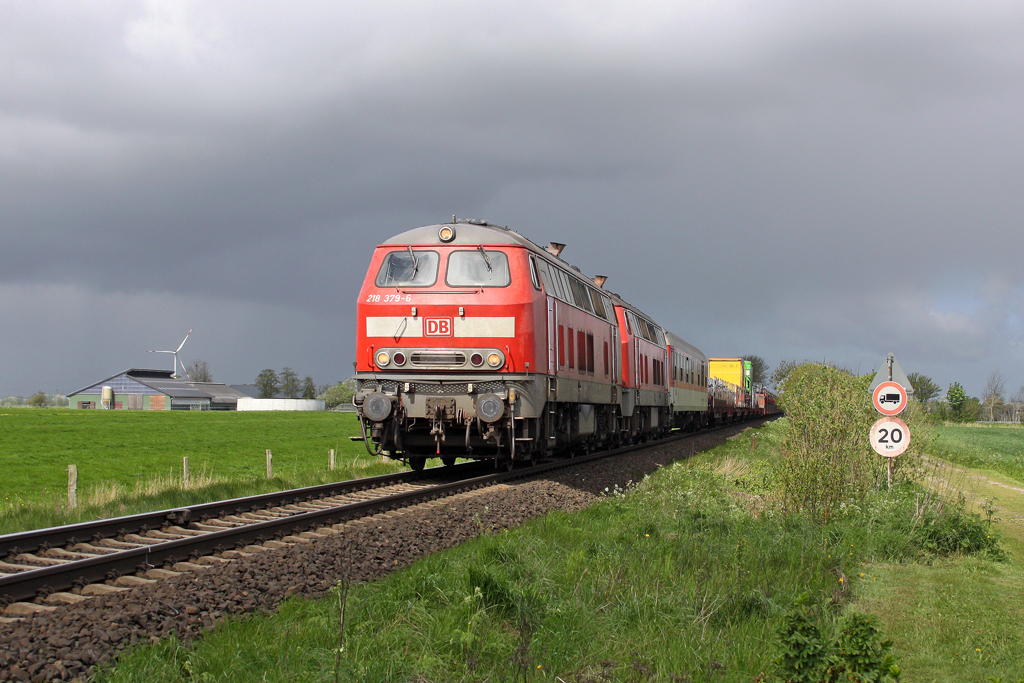 Die 218 379-6 und 218 364-8 mit dem SyltShuttle bei Nieb�ll am 12,05,12