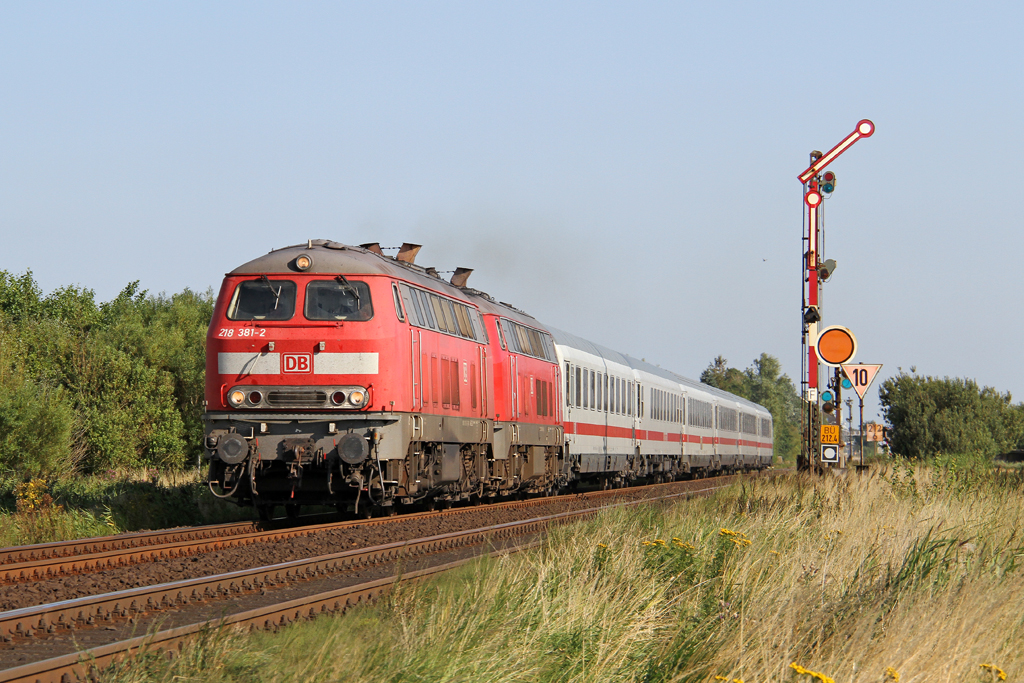 Die 218 381-2 und 218 359-8 mit IC in Klanxb�ll am 13,08,12