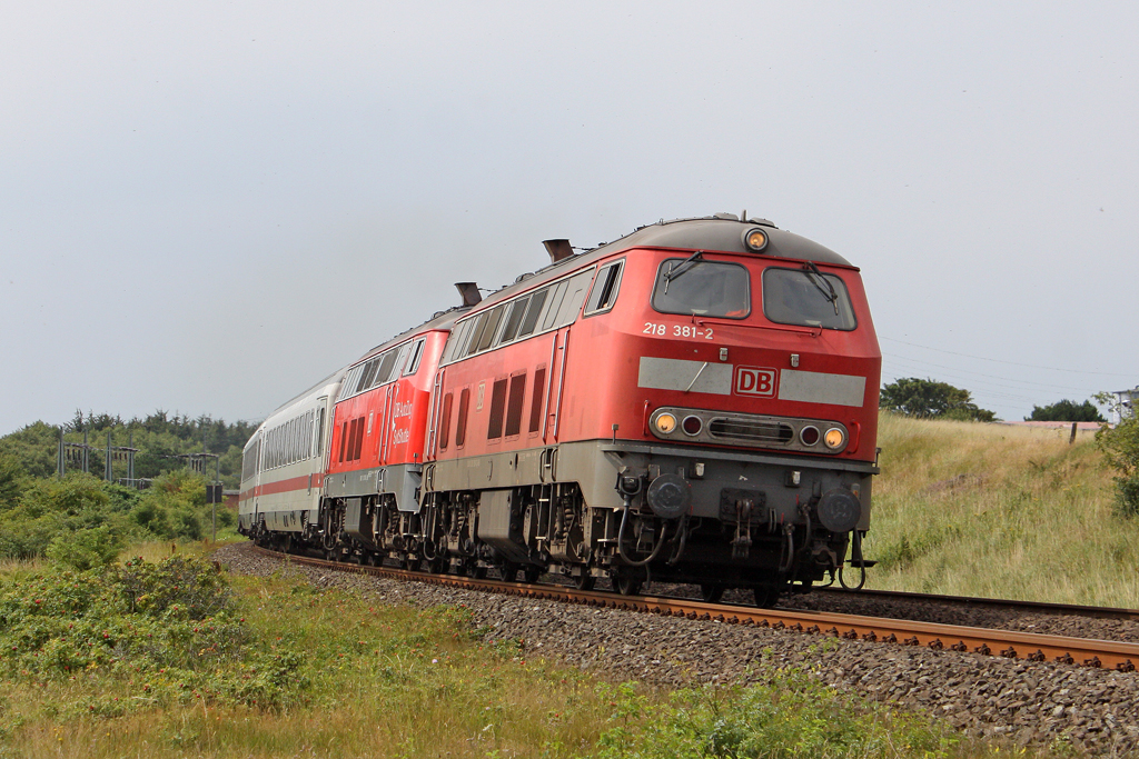 Die 218 381-2 und 218 376-2 in Morsum am 06,08,11